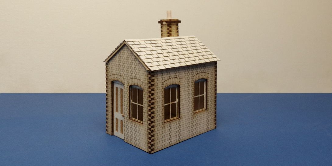 S 70-00 O gauge small lineside office - version A Small lineside office in English brick bond. Compatible with S 70-02 interior kit. 
